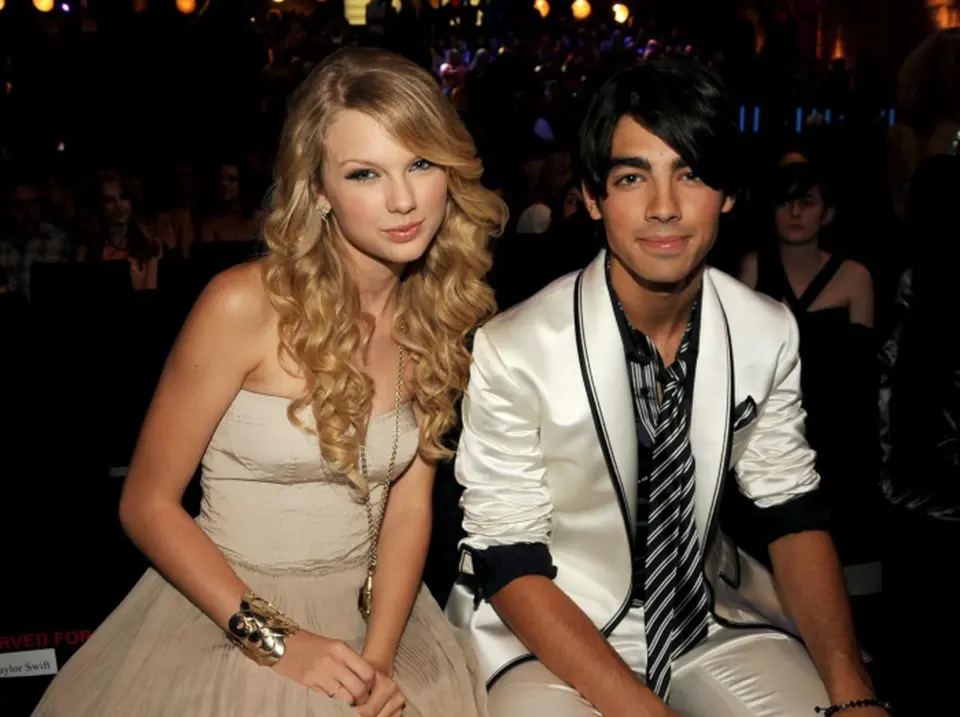 テイラー・スウィフト、蔵出し曲「You All Over Me」は元彼ジョー・ジョナスについての曲ではと話題に - フロントロウ | グローカルなメディア