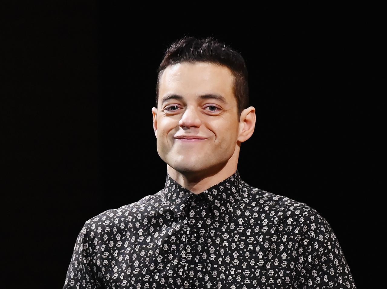 ラミ・マレック、意外すぎるメンツの食事会に参加して「クイーンの楽曲」を熱唱される