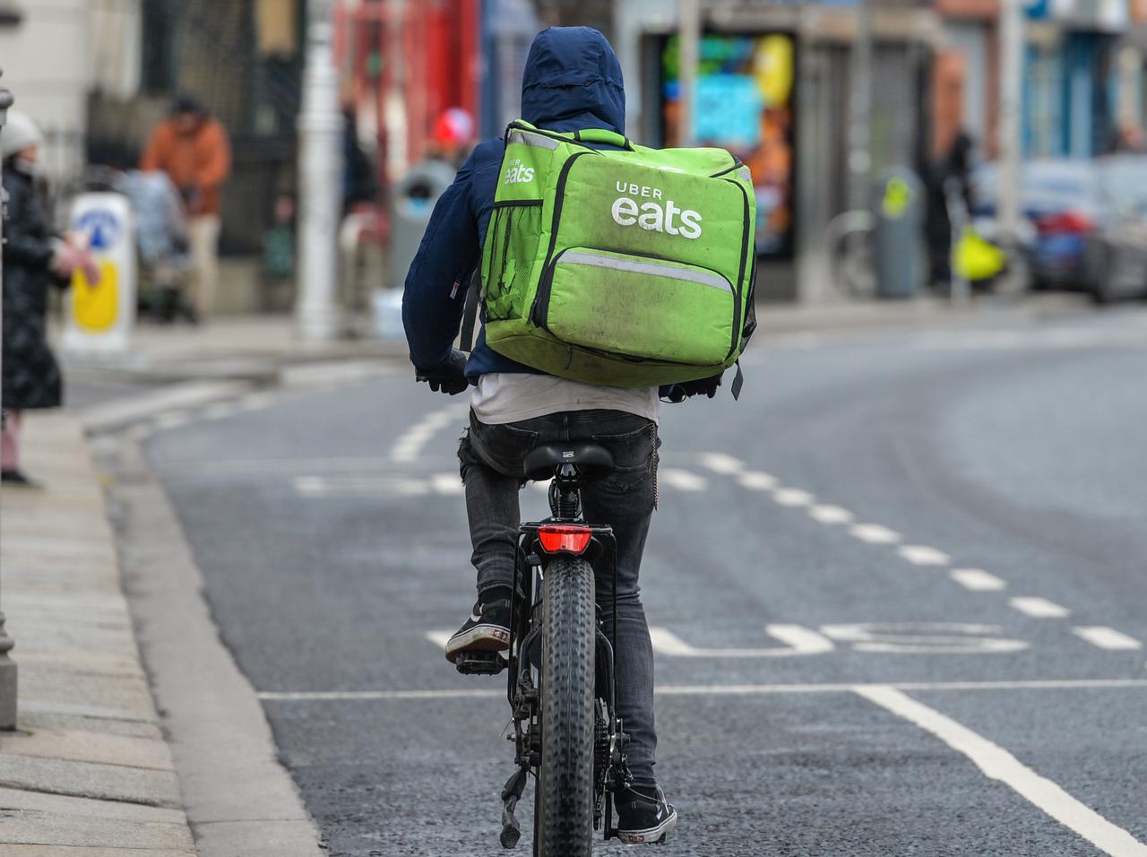 ウーバーイーツ配達員が”号泣”…、その「理由」に波紋