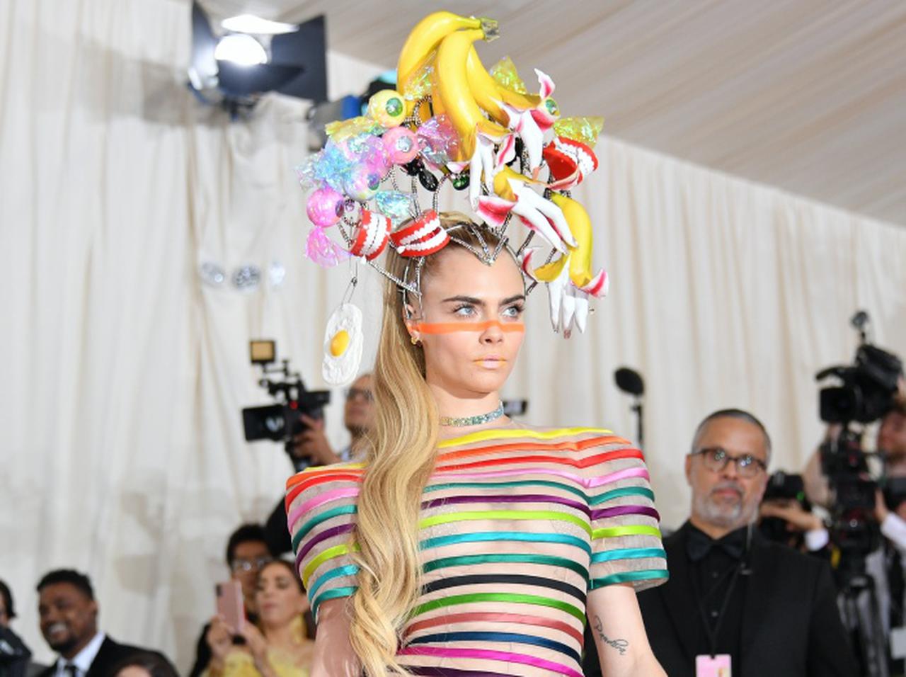 カーラ・デルヴィーニュ、同性も好きと分かり自殺を考えるほど苦悩した過去と現在の誇りを語る