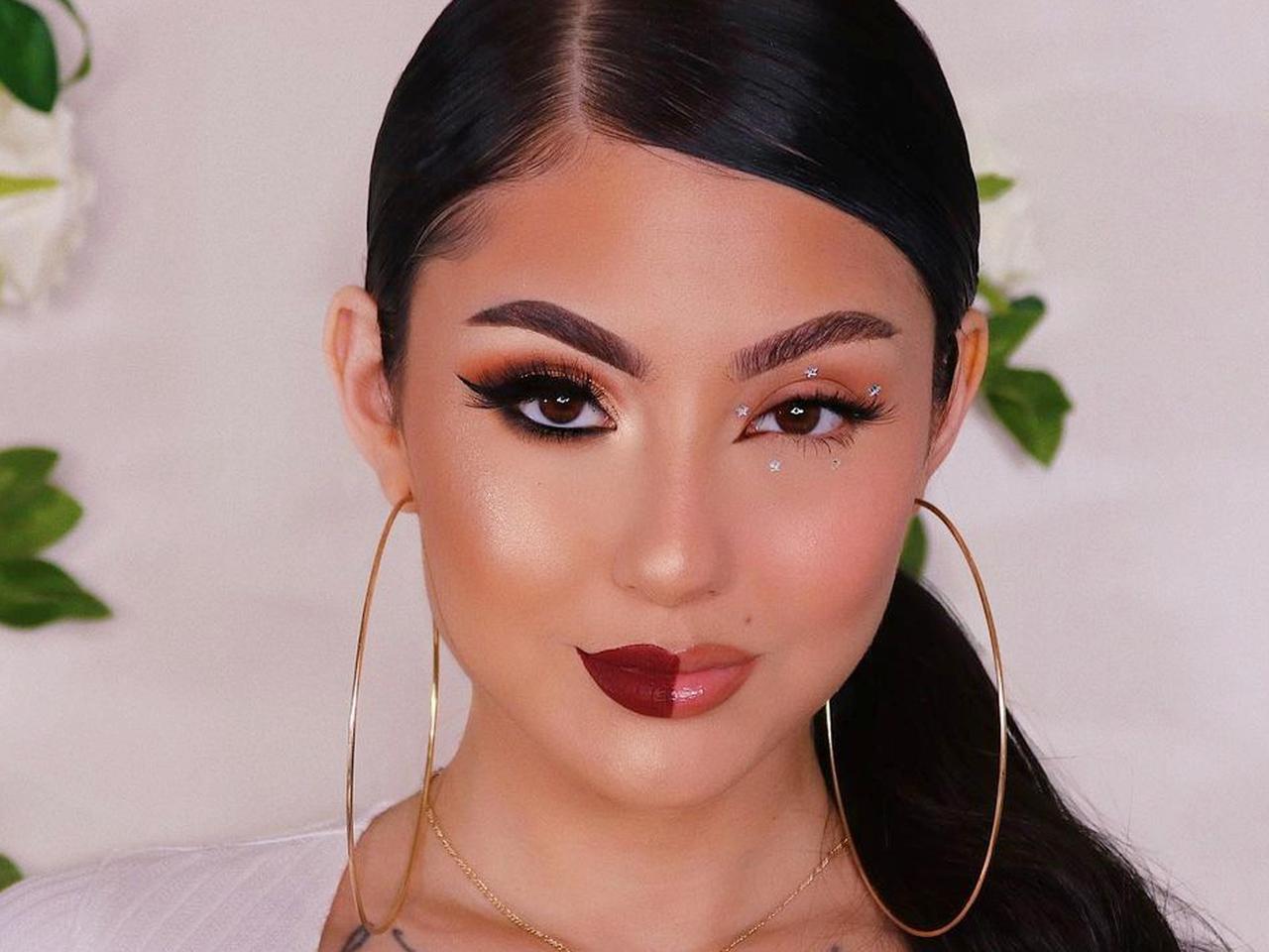 2016年VS2021年！“半顔メイク”で比較したトレンド変遷が面白い