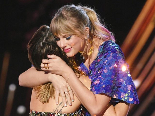 テイラー・スウィフト、「蔵出し楽曲」第1弾はあの友人女性シンガーとのコラボ！