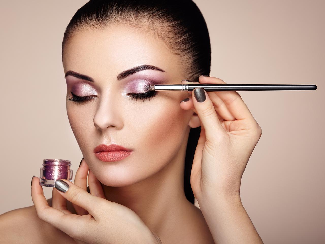 手持ちのコスメで“濡れツヤまぶた”を叶える最強テクニック