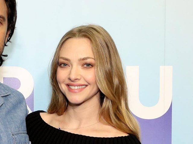 アマンダ・サイフリッド、娘のお手製レッドカーペットで全力ポージング【放送映画批評家協会賞】
