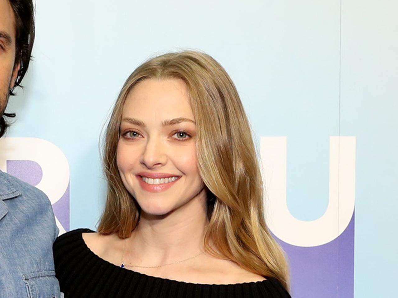 アマンダ・サイフリッド、娘のお手製レッドカーペットで全力ポージング【放送映画批評家協会賞】