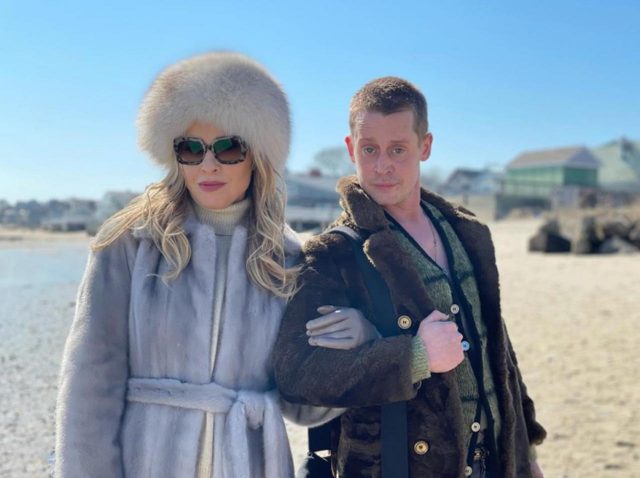 『アメホラ』新作より、マコーレー・カルキンとレスリー・グロスマンのツーショット場面写真が到着！