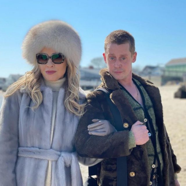『アメホラ』新作より、マコーレー・カルキンとレスリー・グロスマンのツーショット場面写真が到着！