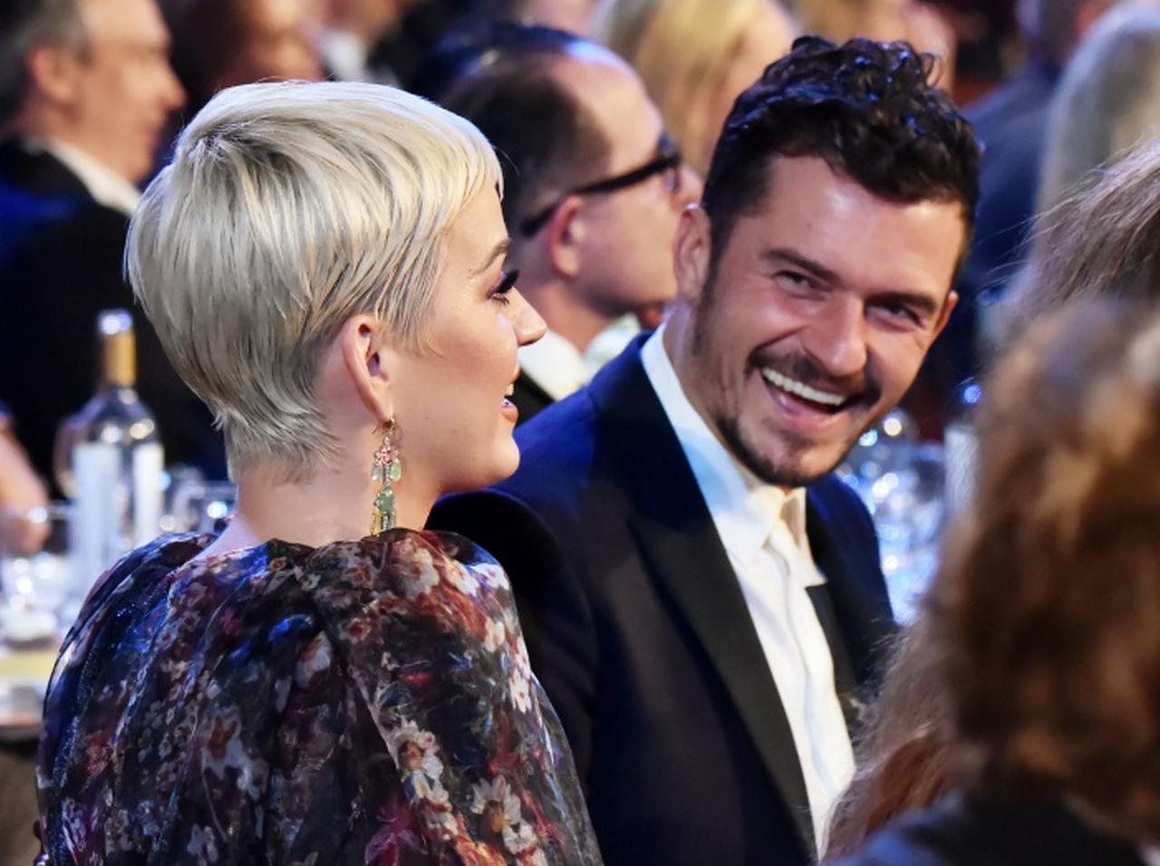 オーランド・ブルーム、生後半年の娘に歌を歌ってあげている理由が「パパあるある」