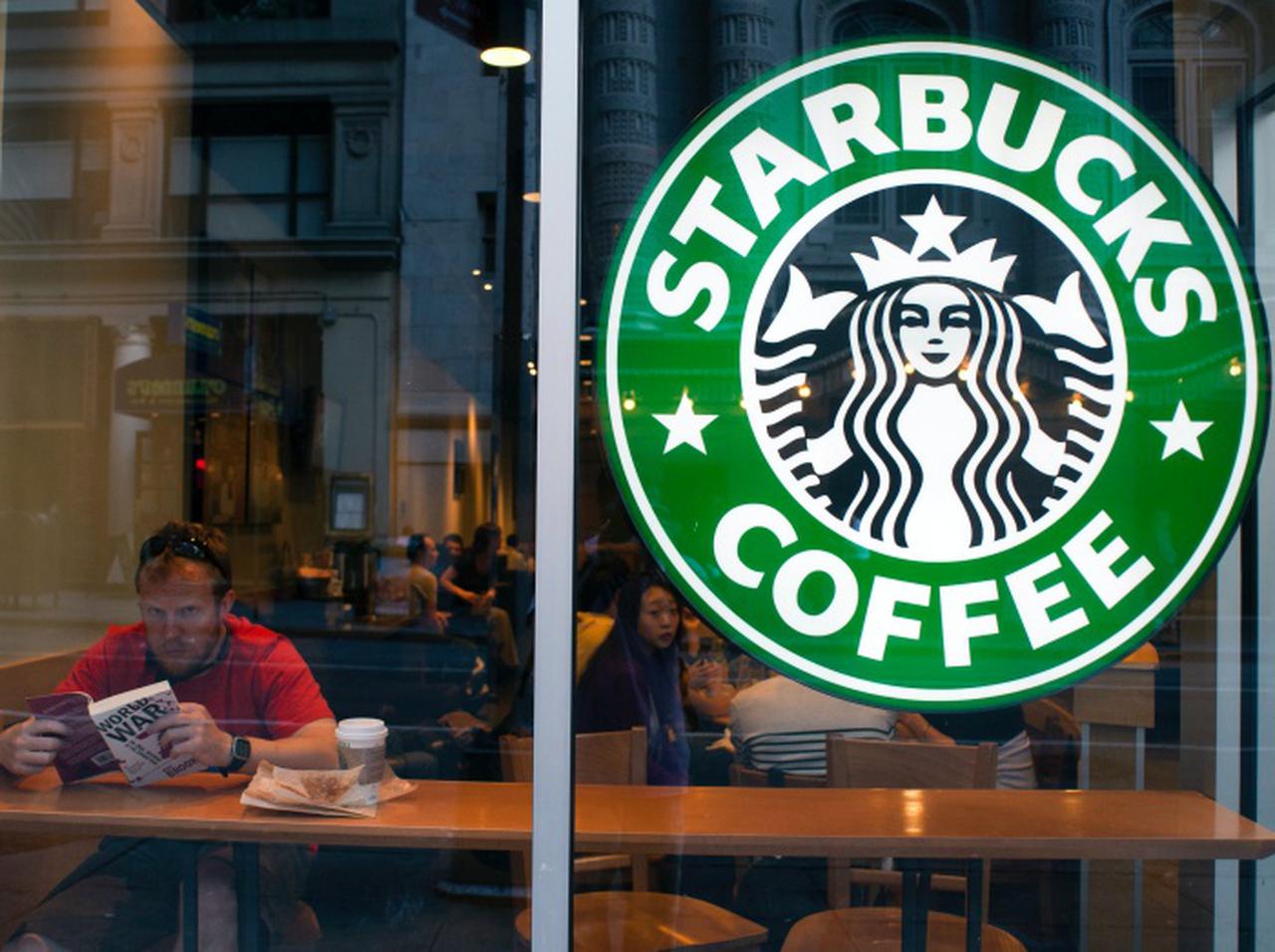 スターバックス、人種差別を否定も黒人男性に「退店」を命じたことを謝罪