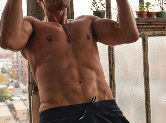 腹筋でマーベル俳優だと分かる！バッキー役が「マーベル肉体改造」の洗礼を受ける