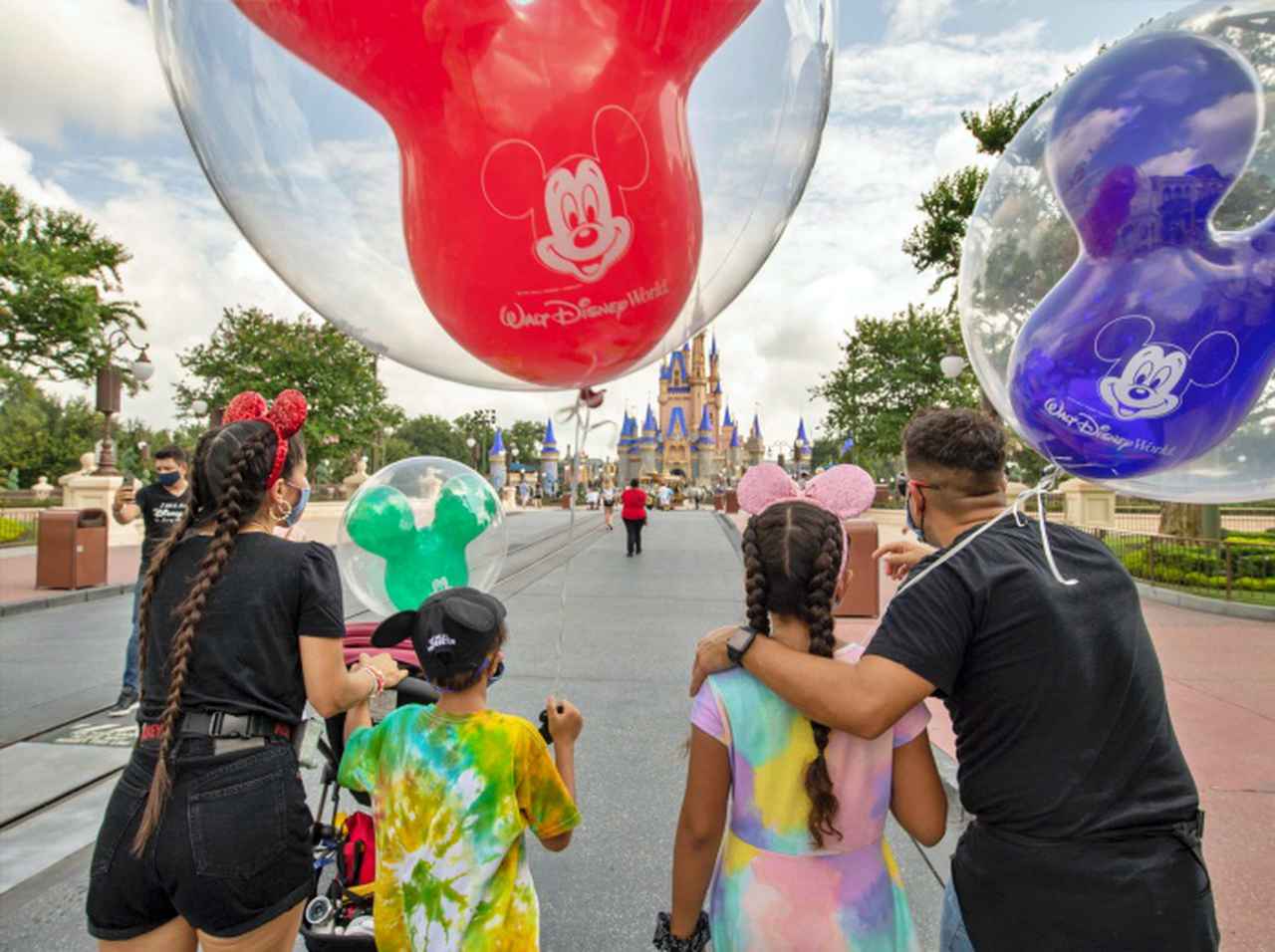 ディズニーランドで子供が「入園拒否」、その理由に意見が分かれる