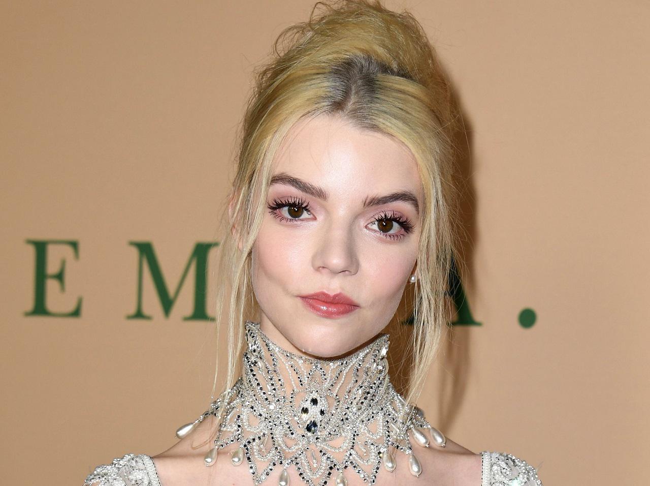 毛穴汚れがスッキリ!アニャ・テイラー=ジョイが毎晩欠かさない美容法とは?