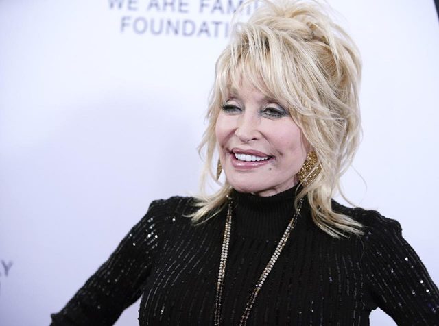 ドリー・パートン、研究のために1億円を寄付した新型コロナのワクチンをついに接種