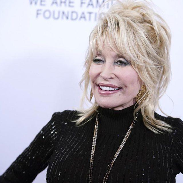 ドリー・パートン、研究のために1億円を寄付した新型コロナのワクチンをついに接種