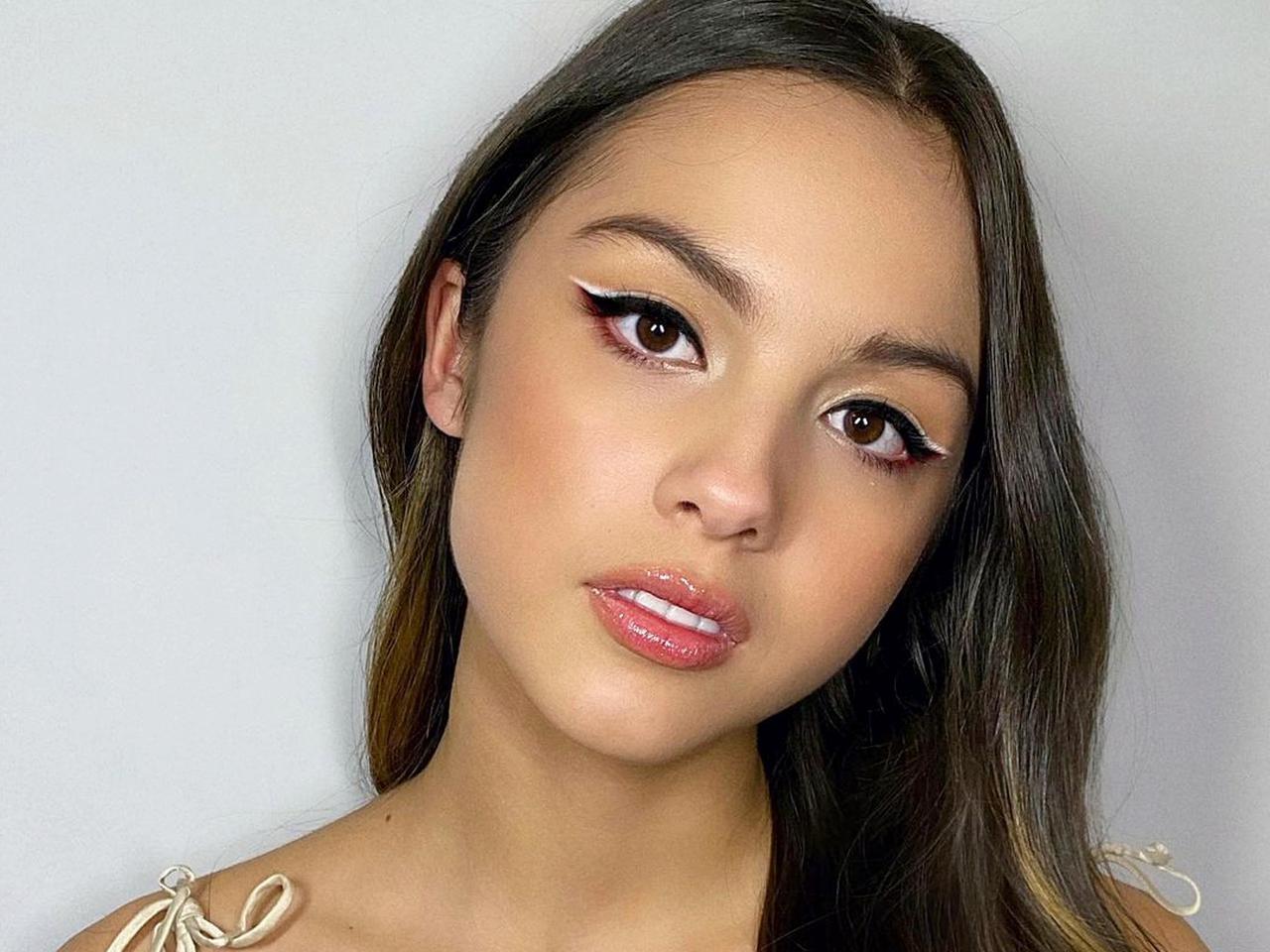 メイクを真似したい!オリヴィア・ロドリゴから学ぶ「カラーアイライナー」の引き方