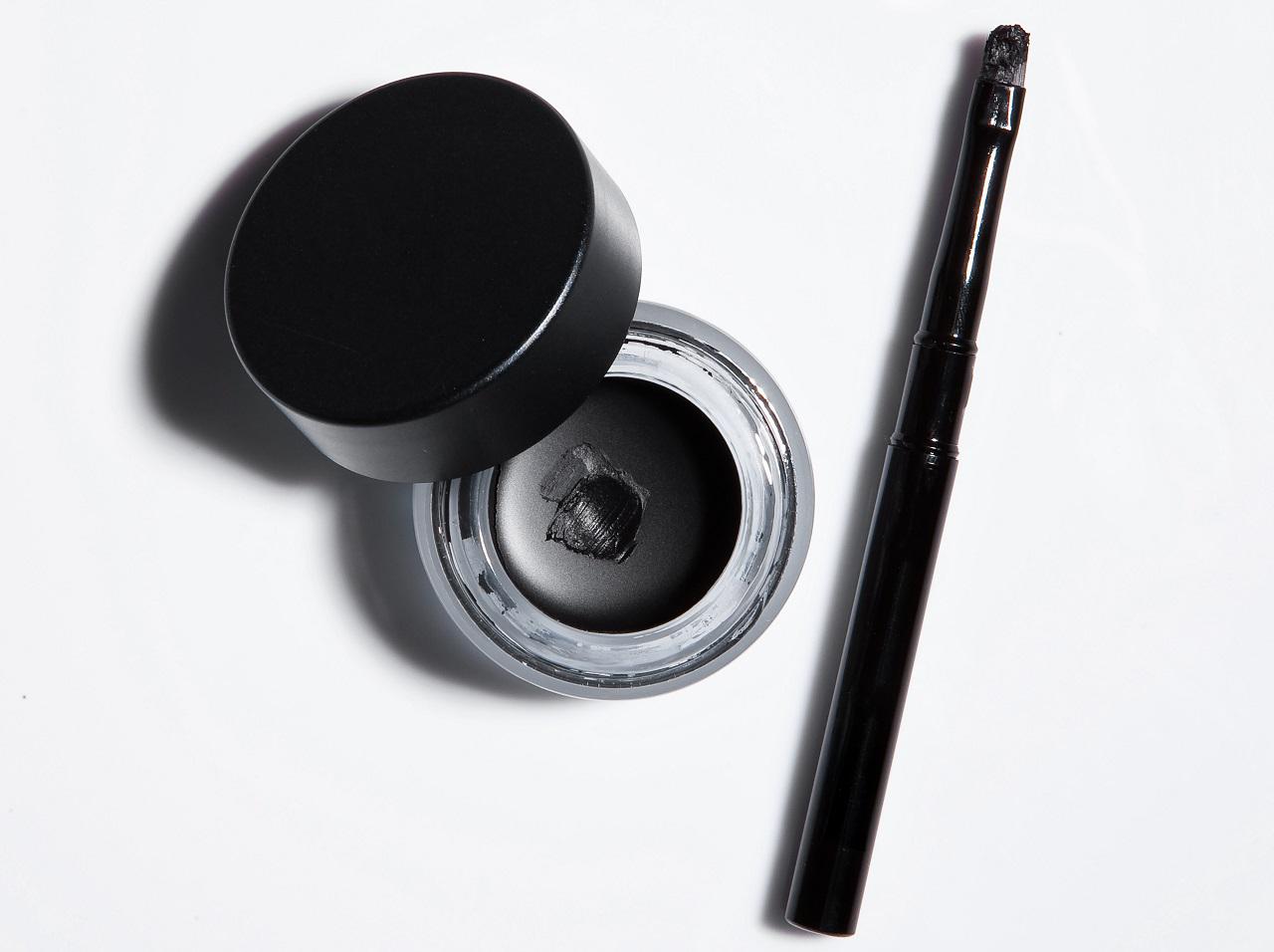 引きたての「アイライン」をキープ!ヨレ、にじみを徹底的に防ぐ裏ワザ3選