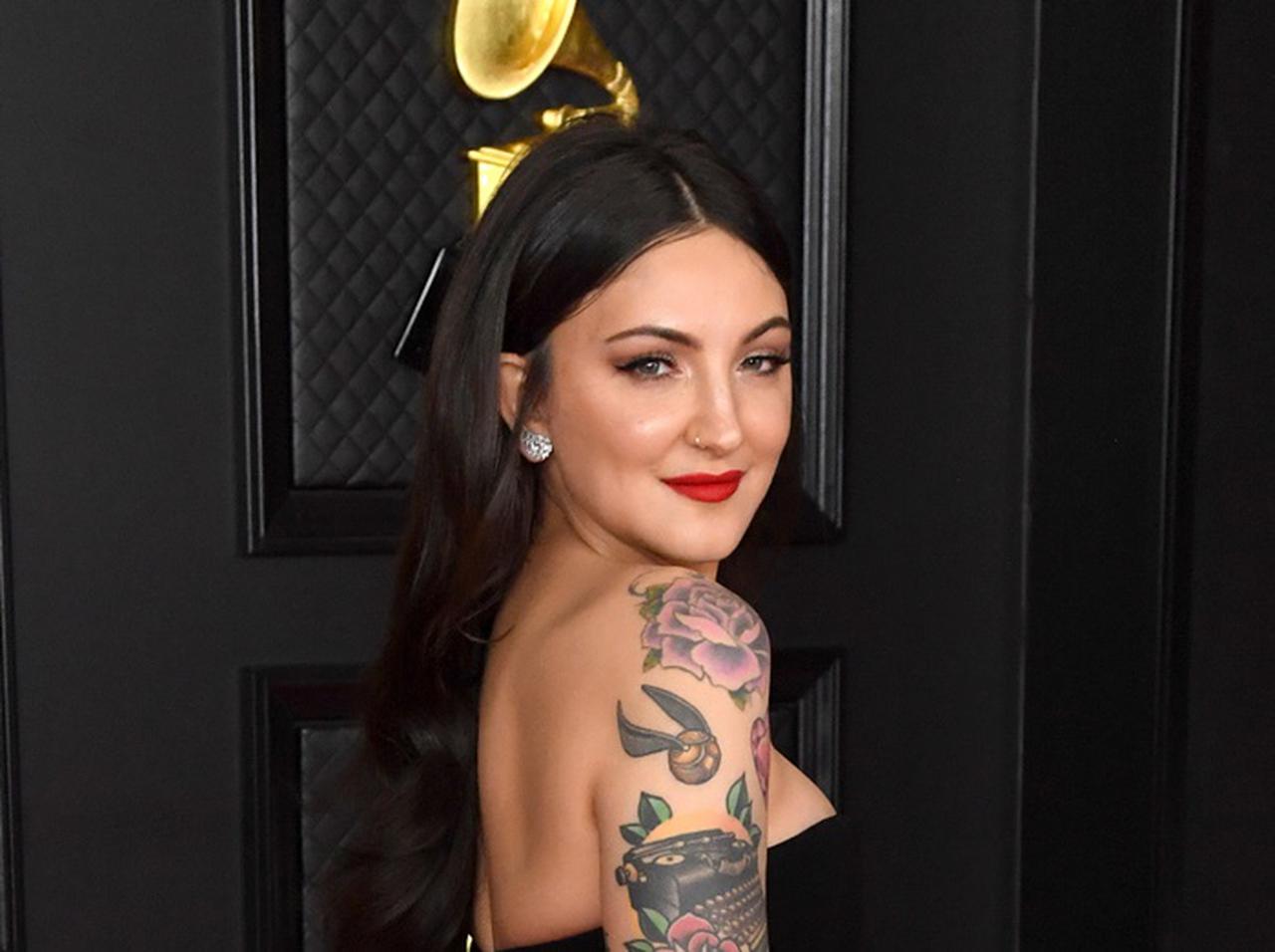 グラミー賞にノミネート歌手がわき毛を生やして参加した理由