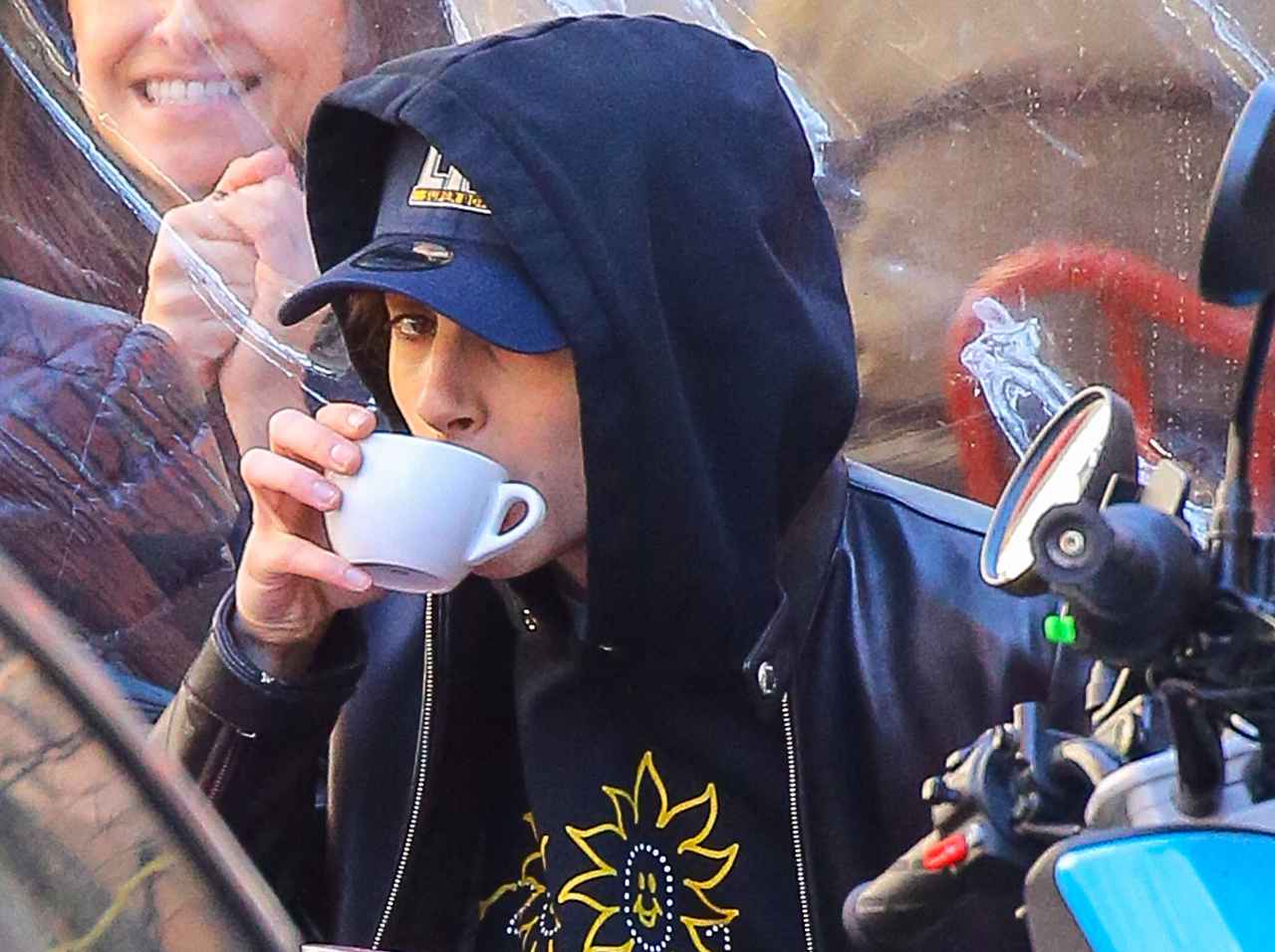 ティモシー・シャラメ、1人朝ごはんの姿が様になりすぎる