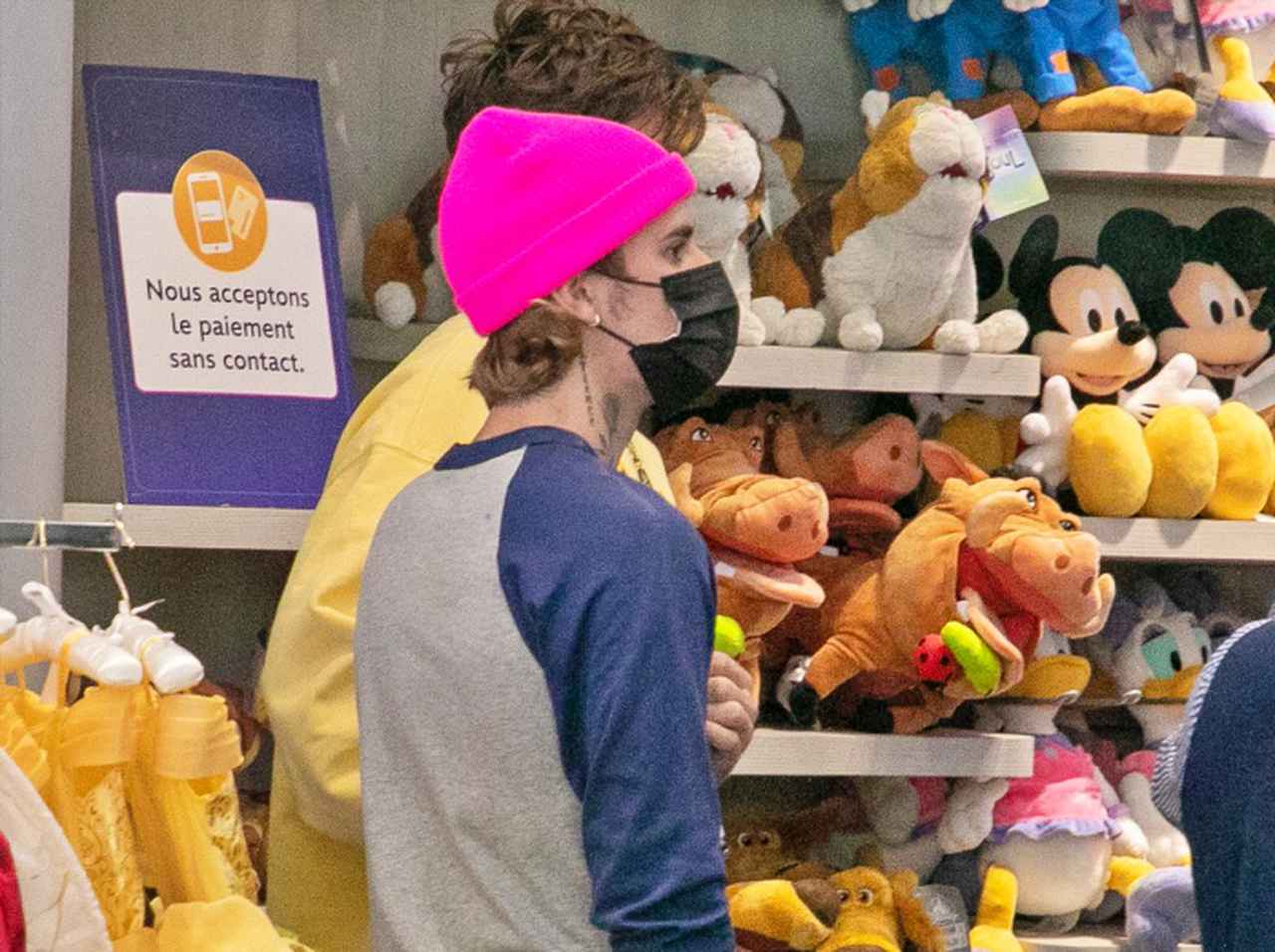 ジャスティン・ビーバーがディズニーストアで買い物、真剣な表情で品定め【写真アリ】