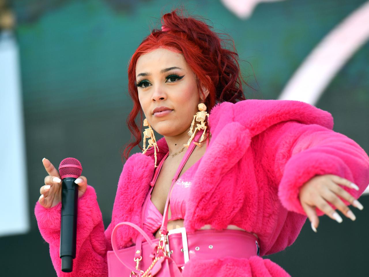 ドージャ・キャット、80年代流行の「あの懐かしヘア」に挑戦【2021年グラミー賞授賞式】