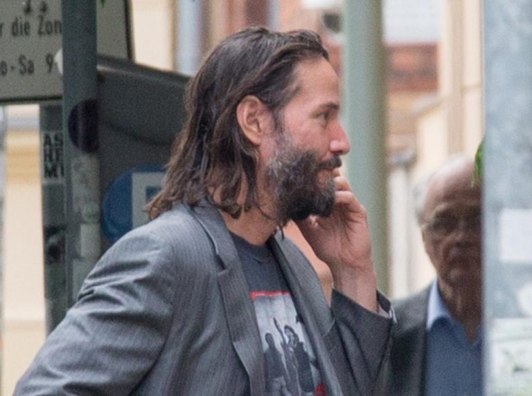 キアヌ・リーブス、「ちゃんとお金を払って自分のフィギュアを買う」姿にファン大喜び