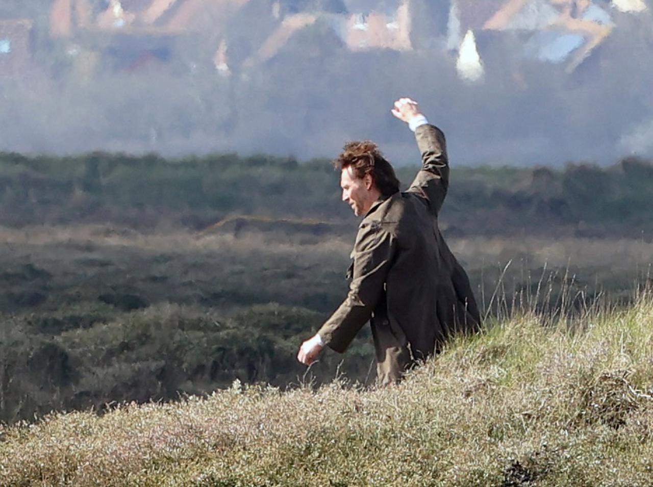 トム・ヒドルストン、“崖の上”の撮影でも「大胆な演技」を見せる