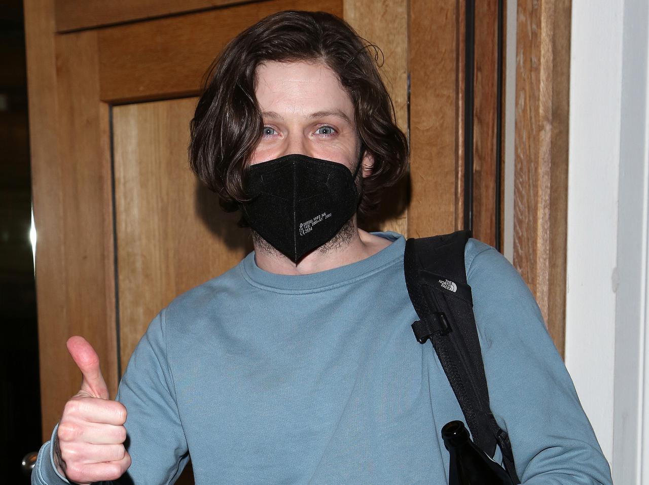 『ゲーム・オブ・スローンズ』ラムジー役、パパラッチされた時の「ポーズ」が良い人すぎる