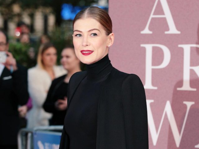 アワード常連ロザムンド・パイク、受賞トロフィーの「保管場所」がぶっ飛んでる