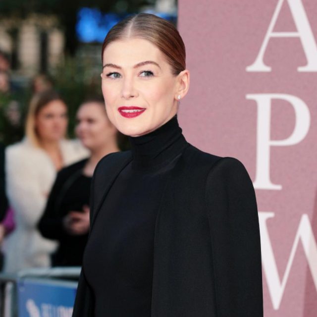 アワード常連ロザムンド・パイク、受賞トロフィーの「保管場所」がぶっ飛んでる