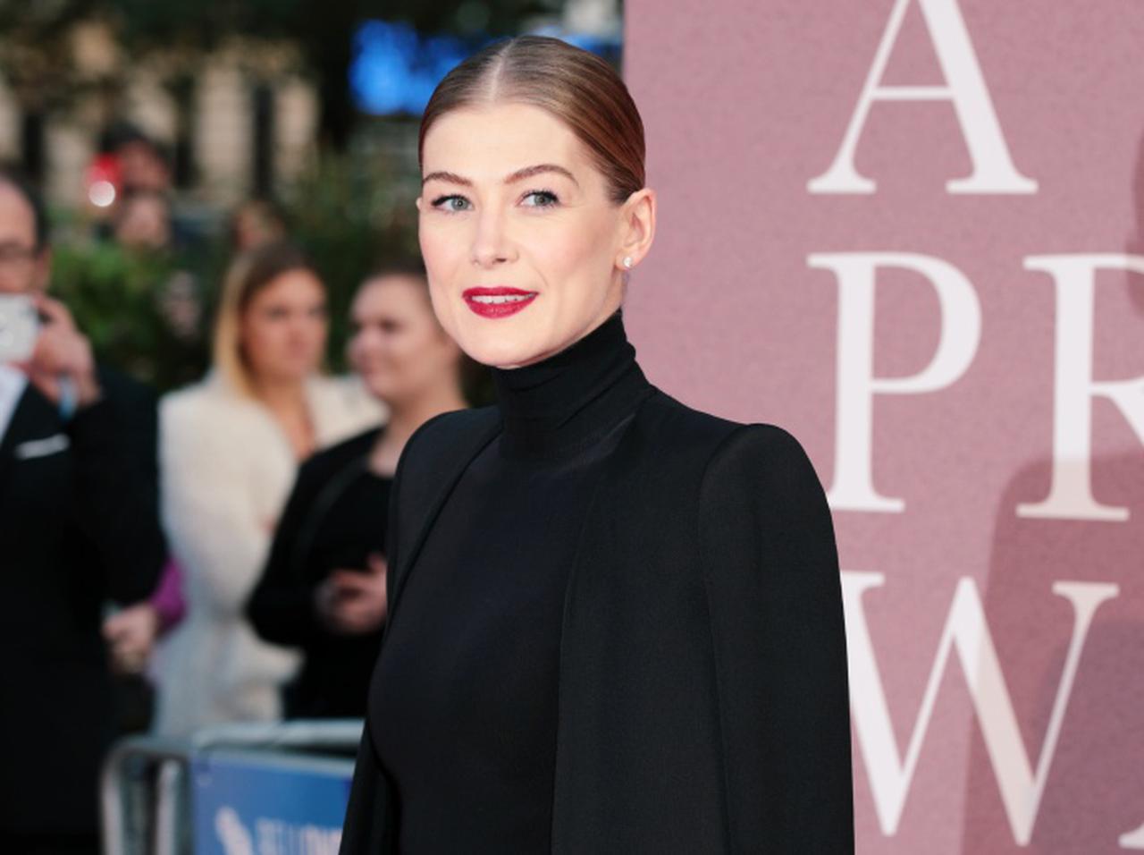 アワード常連ロザムンド・パイク、受賞トロフィーの「保管場所」がぶっ飛んでる