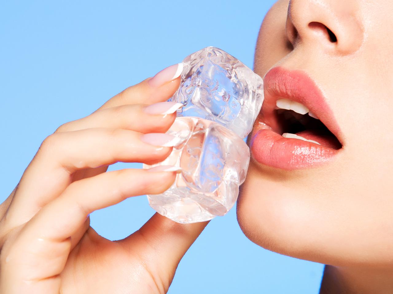 ニキビを冷やす?TikTokで話題の「氷マッサージ」の効果を専門家が解説