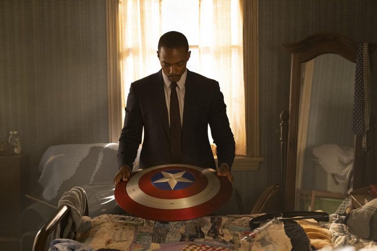 『ファルコン＆ウィンター・ソルジャー』より、あの“盾”を神妙に見つめる場面写真が解禁！