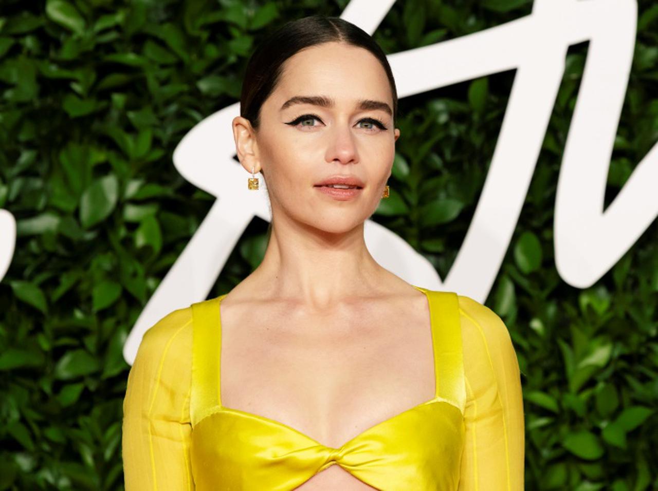 エミリア・クラーク、「プチ整形」を勧めてきた専門家への対応が豪快