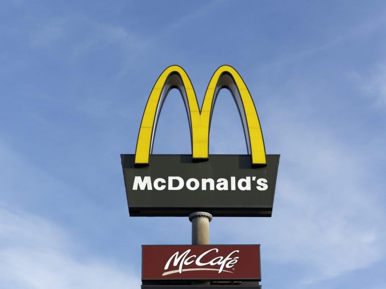 マクドナルドのマックフルーリーに“あるもの”を入れて「チン」すると…!