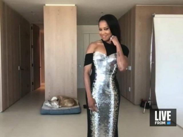 レジーナ・キングの背後でくつろぐ「犬」が完全に勝者【ゴールデン・グローブ2021】