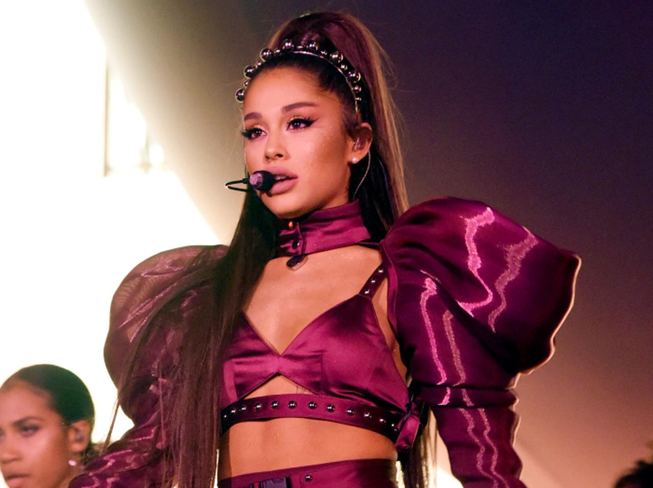 アリアナ・グランデが新人発掘オーディションの審査員に！しかも歌唱指南まで