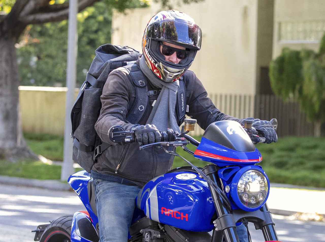 キアヌ・リーブス、フルフェイスでバイク乗車も「オーラ」でバレてしまう