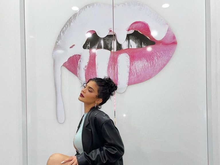 カイリー・ジェンナー、自身のブランドを象徴する“あのデザイン”をネイルに取り入れる