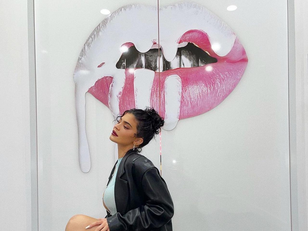 カイリー・ジェンナー、自身のブランドを象徴する“あのデザイン”をネイルに取り入れる