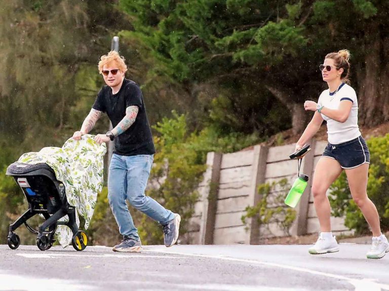 エド・シーラン、ベビーカー押しながら猛ダッシュ！ほのぼの家族タイムが激写