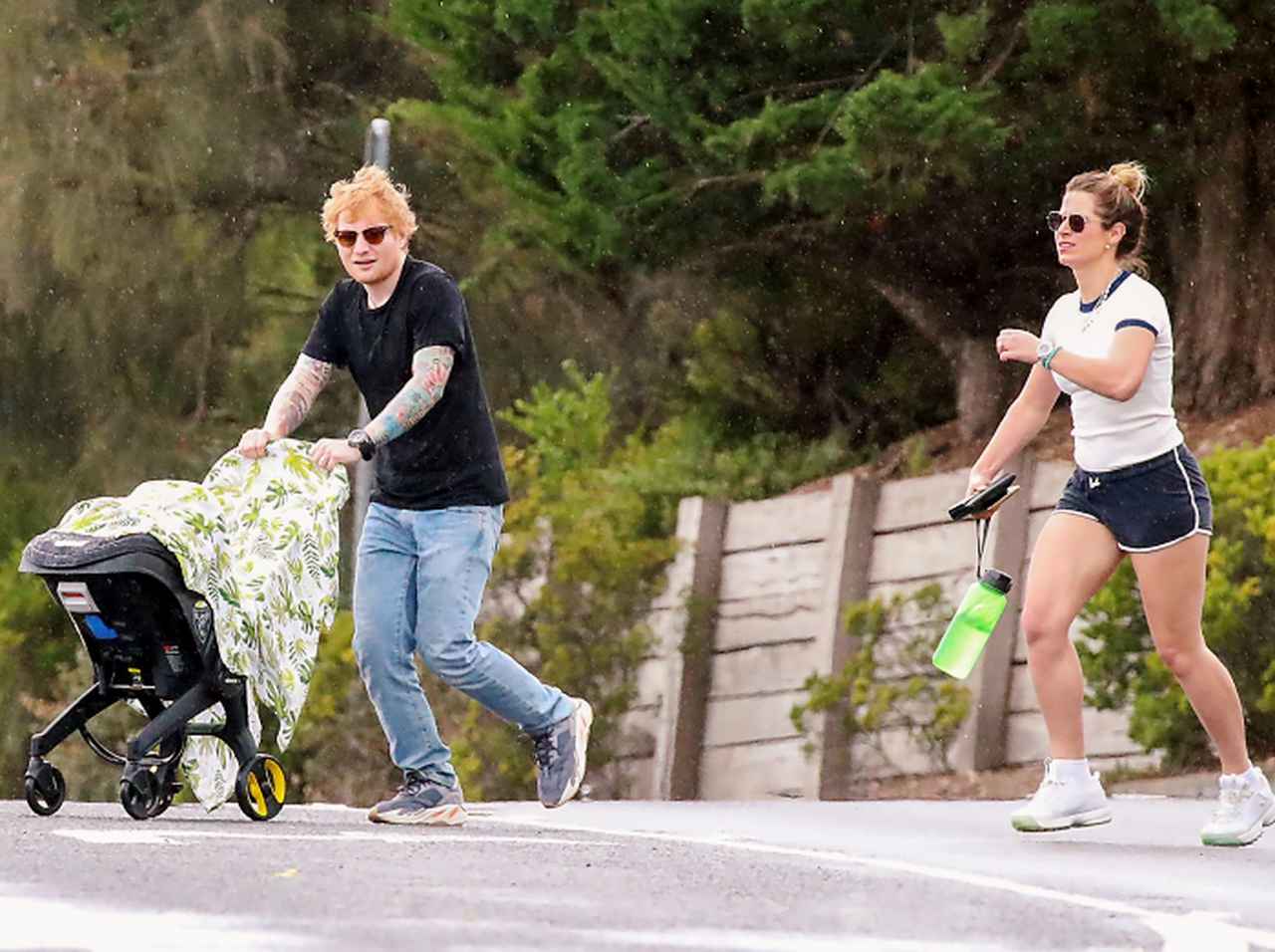 エド・シーラン、ベビーカー押しながら猛ダッシュ!ほのぼの家族タイムが激写