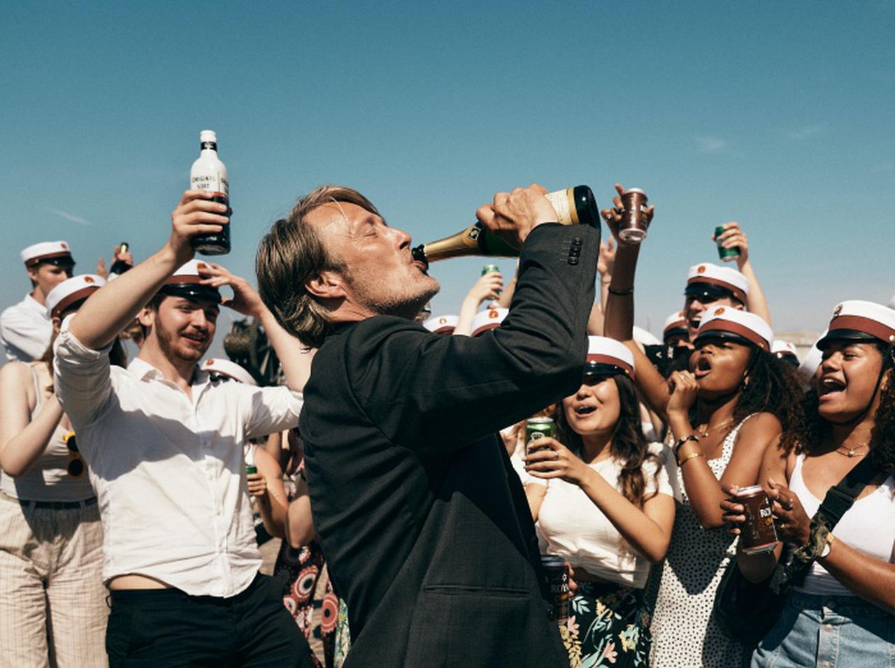 マッツ・ミケルセンが酔いまくって話題沸騰！映画『アナザーラウンド』が日本上陸＆ティザービジュアルが解禁！