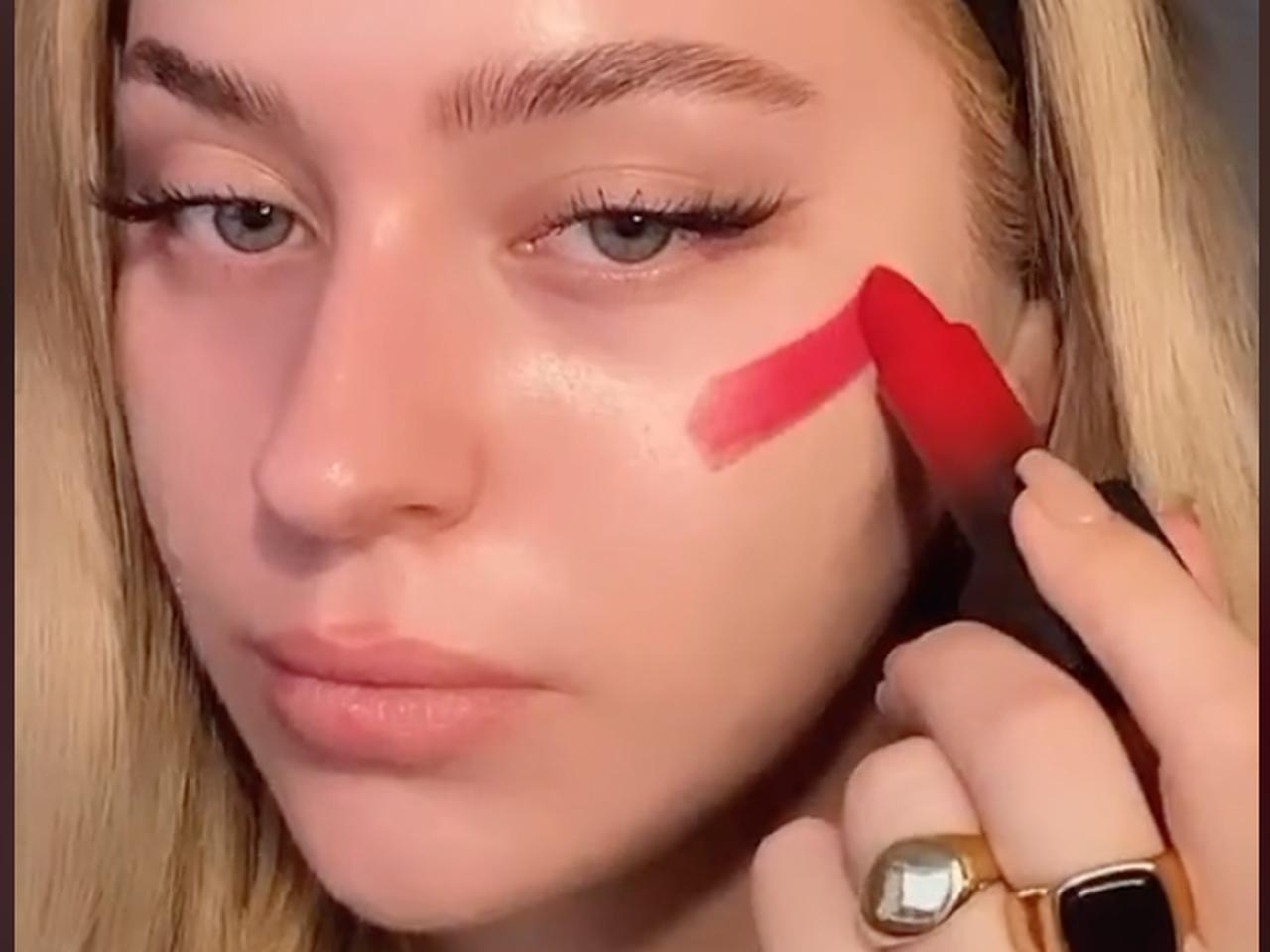 “赤リップ”を顔に塗る!?TikTokで話題のベースメイク術が凄すぎる