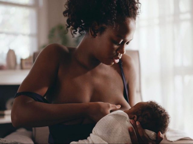 おっぱいをあげるってこんなに大変、「授乳の現実」を包み隠さず描くCMが共感を呼ぶ