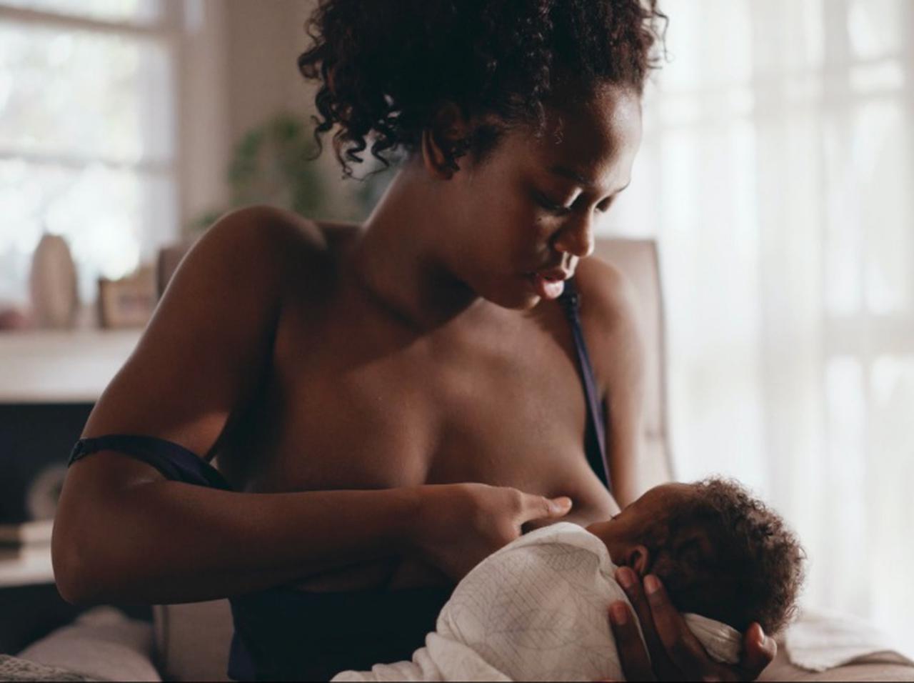 おっぱいをあげるってこんなに大変、「授乳の現実」を包み隠さず描くCMが共感を呼ぶ