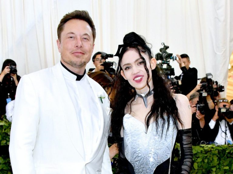 イーロン・マスク、グライムス&子供X Æ A-XIIとの貴重な家族写真が「らしさ全開」