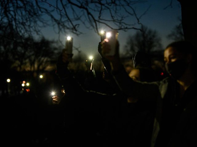 キャサリン妃や首相官邸も、イギリスで帰宅中に殺害された女性追悼 デモも発生