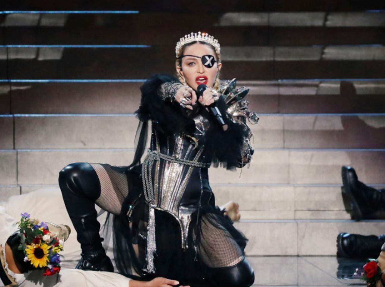 マドンナががセクシーなランジェリー姿を公開、“体”盗用疑惑に反応か