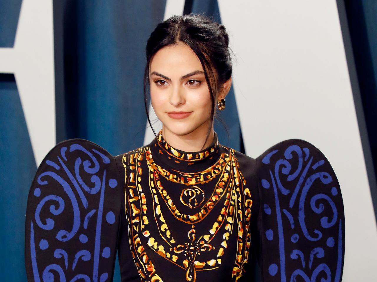 「リバーデイル」のカミラ・メンデス、スキンケアの秘訣とこだわりを明かす