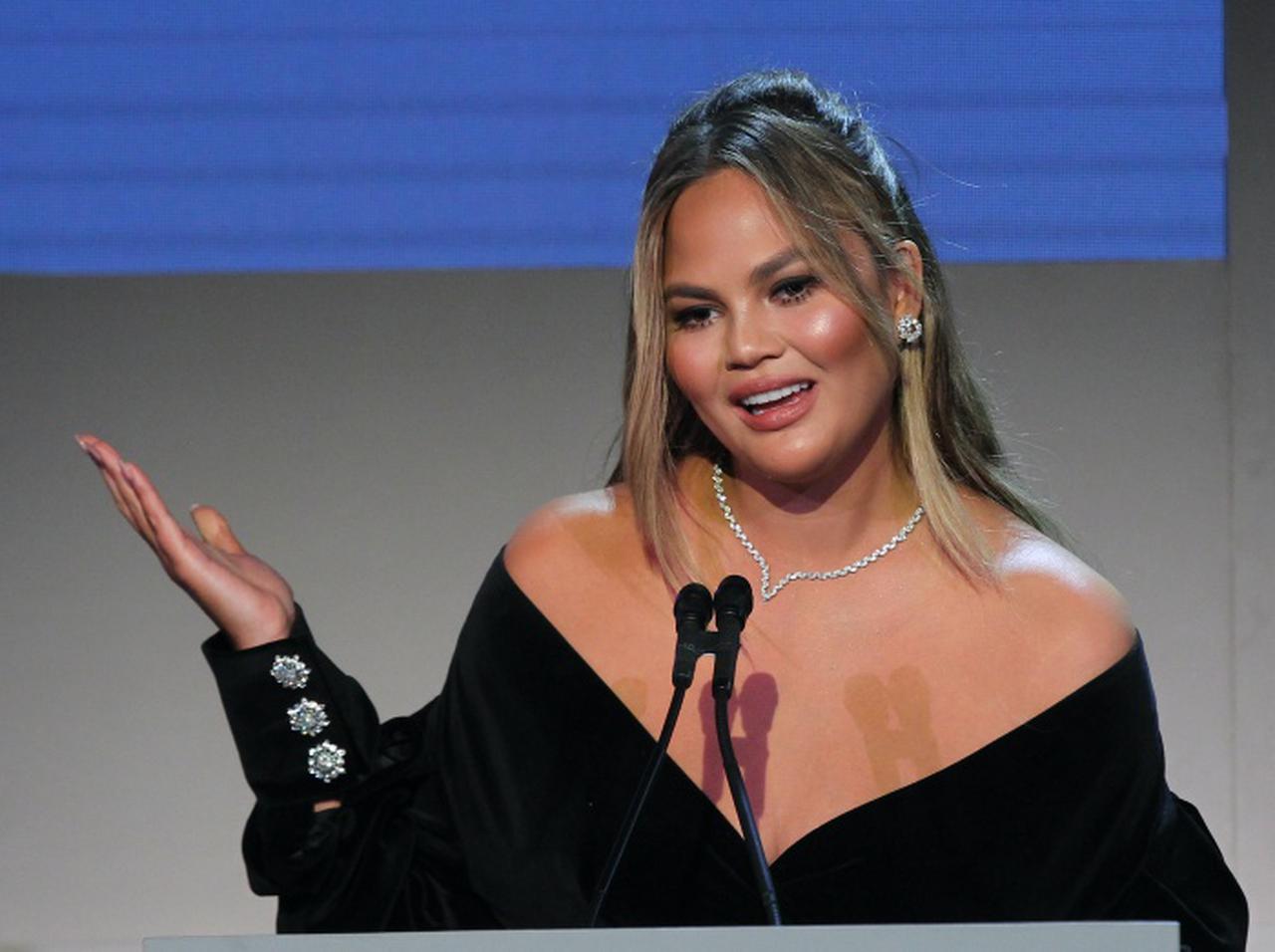 クリッシー・テイゲン、夫と「やる気満々」な時に思わぬ邪魔が入る